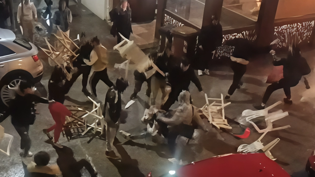 Un fermo immagine del video della rissa di un anno fa all’esterno del pub Un fermo immagine del video della rissa di un anno fa all’esterno del pub