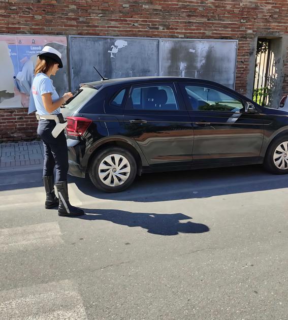 Il debutto della multa digitale. Municipale munita di tablet: "Qr code per saldare il conto"