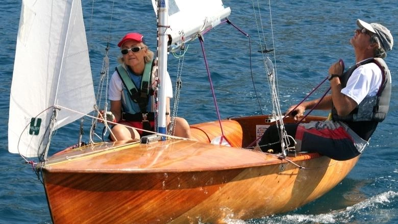 A sinistra: Paul Cayard, uno dei più grandi velisti della storia; a destra il flying junior d’epoca in regata (foto Maccione)