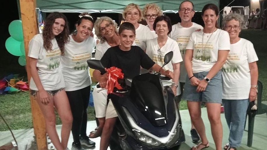 Il momento della. consegna del maxiscooter al. giovanissimo Andrea