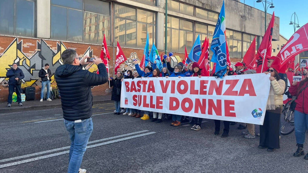 Uno striscione con la scritta ’Basta violenza sulle donne’ ha guidato un corteo di Cgil e Uil in occasione dello sciopero generale contro la manovra Uno striscione con la scritta ’Basta violenza sulle donne’ ha guidato un corteo di Cgil e Uil in occasione dello sciopero generale contro la manovra