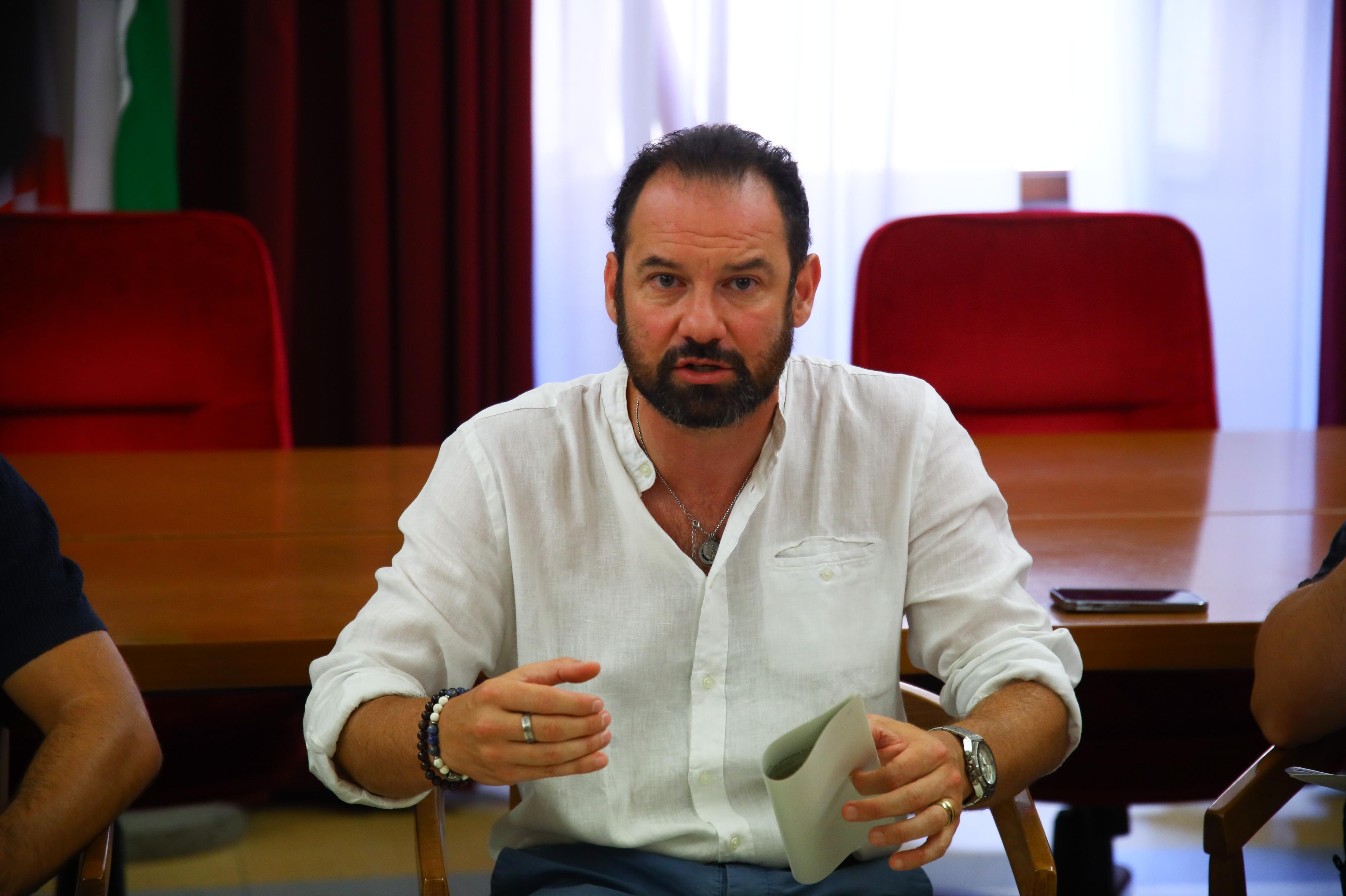 Furto al supermercato: l’ex sindaco sventa colpo e insegue ladro Furto al supermercato: l’ex sindaco sventa colpo e insegue ladro
