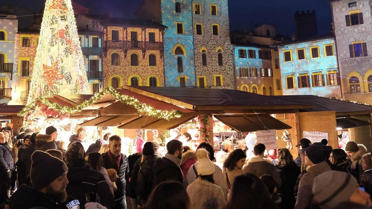 Un’immagine del Mercato Tirolese con la gente in coda davanti alle baite Un’immagine del Mercato Tirolese con la gente in coda davanti alle baite