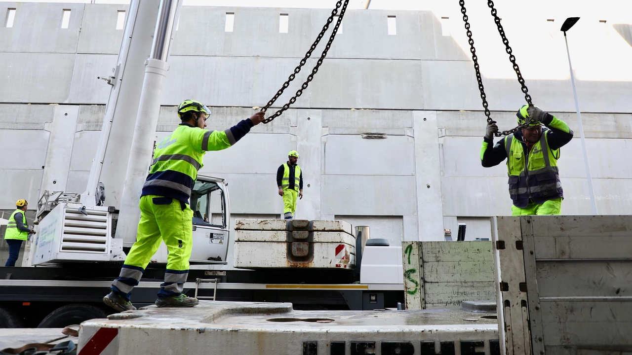 La messa in sicurezza delle travi da parte delle squadre di soccorso dopo il crollo La messa in sicurezza delle travi da parte delle squadre di soccorso dopo il crollo