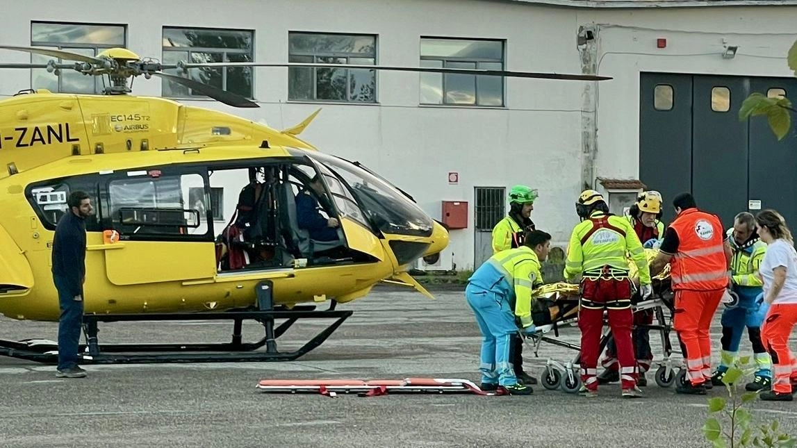 È successo nella Val di Bisenzio. Il 32enne lavora per una ditta pistoiese. L’operaio ha riportato la rottura del bacino e diversi traumi su tutto il corpo. È successo nella Val di Bisenzio. Il 32enne lavora per una ditta pistoiese. L’operaio ha riportato la rottura del bacino e diversi traumi su tutto il corpo.
