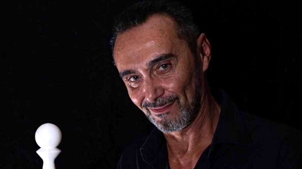 Giuseppe Giacobazzi torna al. teatro Verdi con lo spettacolo «Il pedone. Luci, ombre e colori di una vita qualunque» Giuseppe Giacobazzi torna al. teatro Verdi con lo spettacolo «Il pedone. Luci, ombre e colori di una vita qualunque»