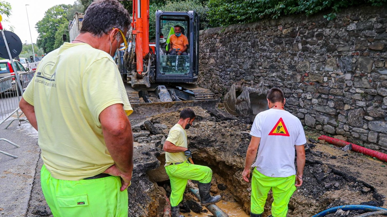 Operai di Publiacqua al lavoro in via Bolognese in una immagine d’archivio. L’intervento è concluso Operai di Publiacqua al lavoro in via Bolognese in una immagine d’archivio. L’intervento è concluso