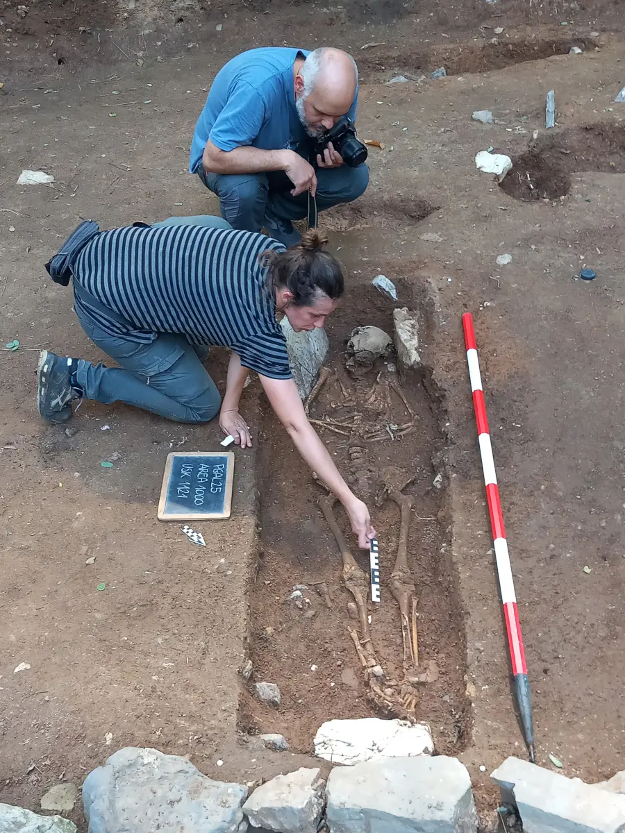 Scavi a Gallicano di Unipi, emerge un'area cimiteriale e un sito per battesimi