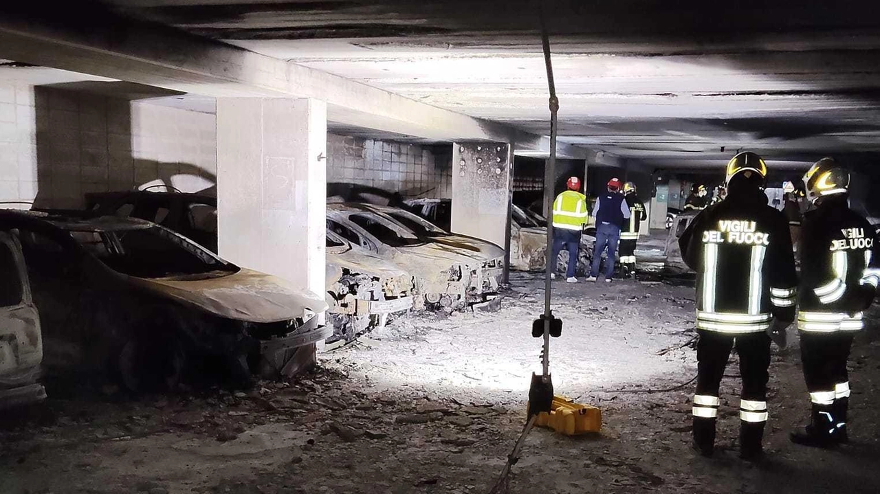 Scenario da apocalisse all’interno del parcheggio di piazza Matteotti. Nel rogo, domato non con poca fatica dai vigili del fuoco,. sono state distrutte una trentina di auto Scenario da apocalisse all’interno del parcheggio di piazza Matteotti. Nel rogo, domato non con poca fatica dai vigili del fuoco,. sono state distrutte una trentina di auto