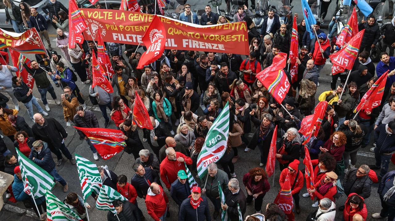 Manifestazione dei sindacati Cgil, Cisl, Uil (. foto d’archivio Manifestazione dei sindacati Cgil, Cisl, Uil (. foto d’archivio