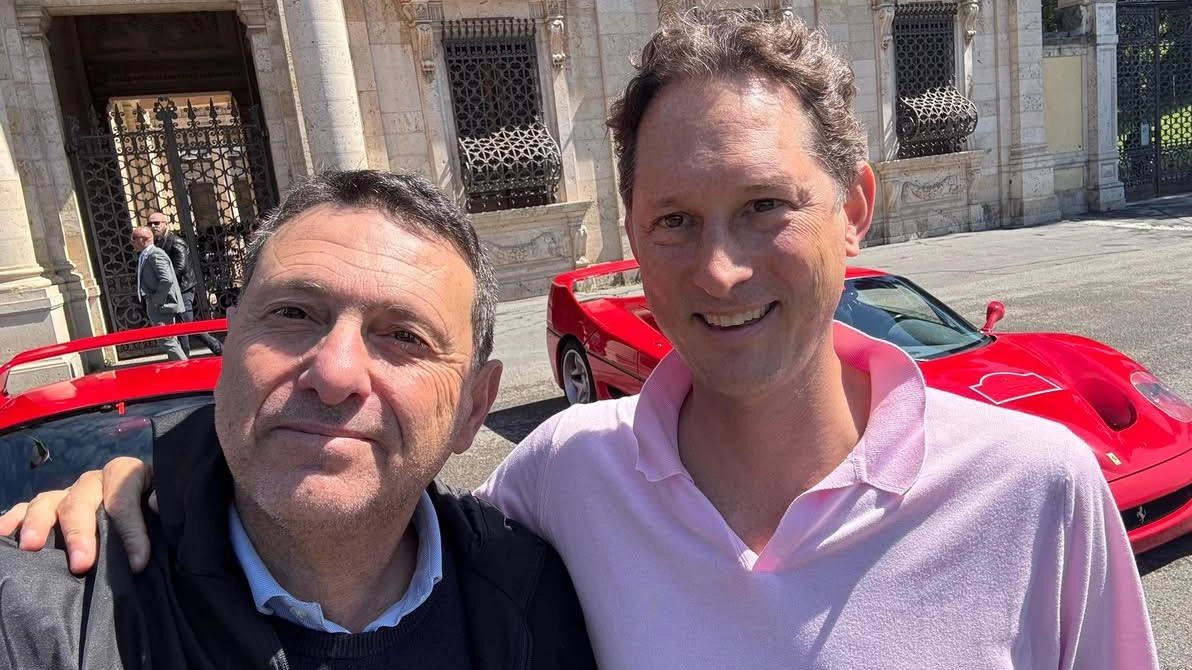 John Elkann in uno scatto con Alessandro Martini di Televisium (foto da Facebook) John Elkann in uno scatto con Alessandro Martini di Televisium (foto da Facebook)