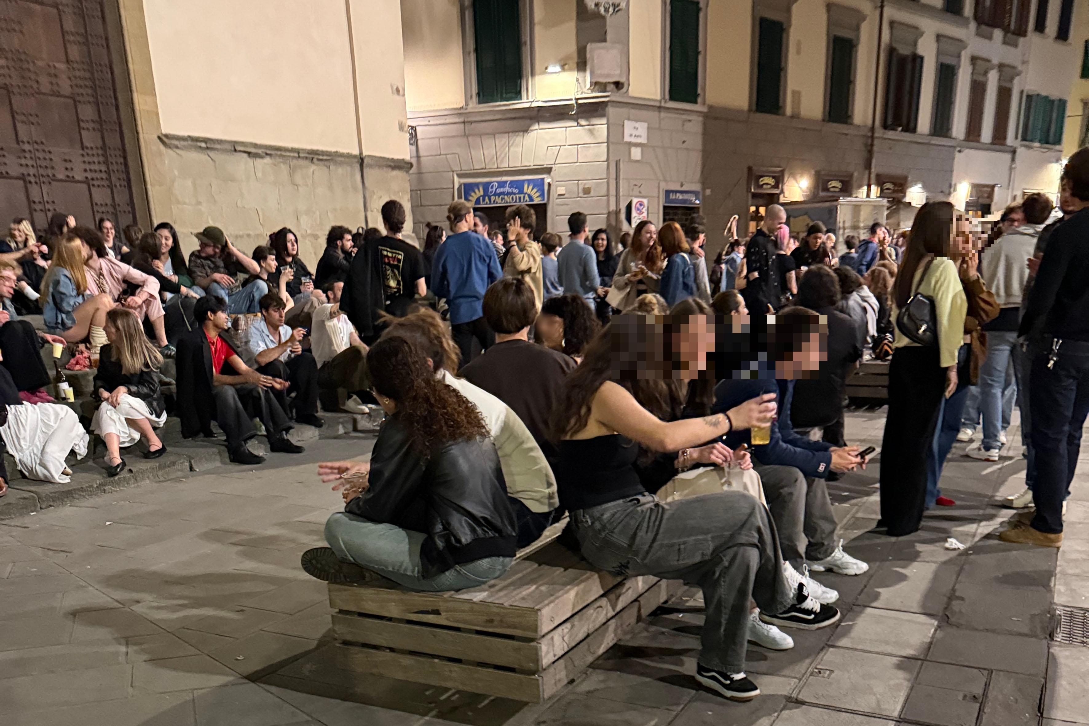 firenze paura in sant8217ambrogio aggressione choc in piazza giovane finisce in ospedale