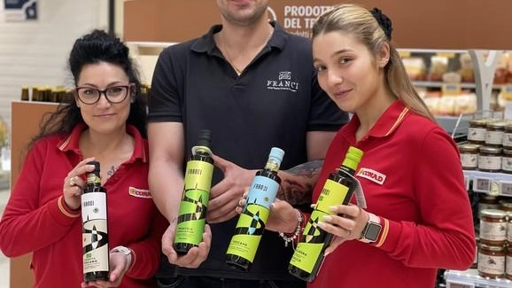 Matteo Massai del ’Frantoio Franci’ insieme a due addette dei supermercati Conad mostrano i prodotti Matteo Massai del ’Frantoio Franci’ insieme a due addette dei supermercati Conad mostrano i prodotti