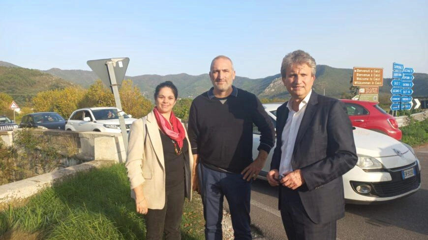 Il sindaco di Calci Ghimenti, l’assessora Marras e il presidente della Provincia di Pisa Angori sul Ponte del Guidoni