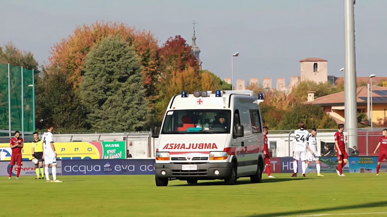 Nella foto d’archivio un’ambulanza in campo per i soccorsi a un calciatore Nella foto d’archivio un’ambulanza in campo per i soccorsi a un calciatore