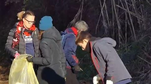 Alcuni volontari impegnati nel lavoro di raccolta dell’immondizia dispersa nella zona di Pozzarello Vergin Chiusa Alcuni volontari impegnati nel lavoro di raccolta dell’immondizia dispersa nella zona di Pozzarello Vergin Chiusa