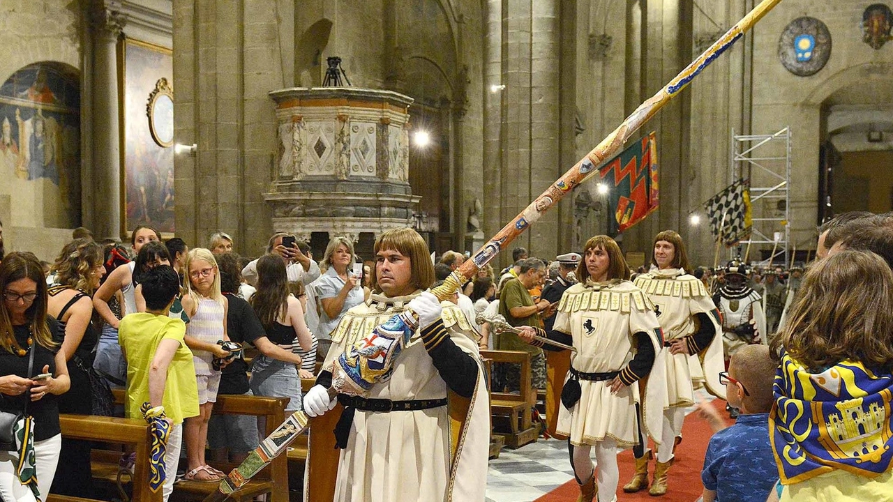 La lancia d’oro del Giubileo in cattedrale dopo la cerimonia di estrazione delle carriere che apre la settimana di Giostra La lancia d’oro del Giubileo in cattedrale dopo la cerimonia di estrazione delle carriere che apre la settimana di Giostra