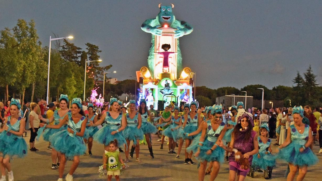 immagine della sfilata al parco centrale per il carnevale estivo (Foto Agostini) immagine della sfilata al parco centrale per il carnevale estivo (Foto Agostini)