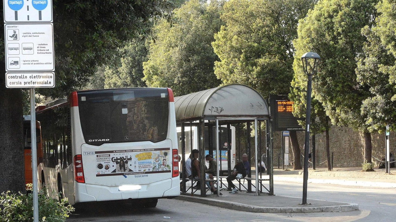Un’altra aggressione ieri mattina al terminal della stazione di Arezzo nei confronti di controllori e autista(foto archivio) Un’altra aggressione ieri mattina al terminal della stazione di Arezzo nei confronti di controllori e autista(foto archivio)