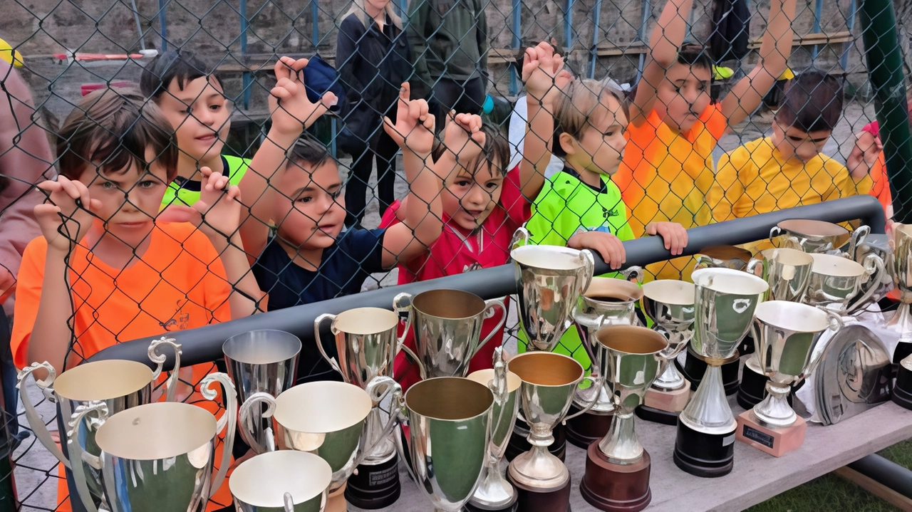 Alcuni dei bambini che hanno partecipato al torneo organizzato in memoria di Paolo Tamburo durante la cerimonia di premiazione al Vasco Zappelli Alcuni dei bambini che hanno partecipato al torneo organizzato in memoria di Paolo Tamburo durante la cerimonia di premiazione al Vasco Zappelli