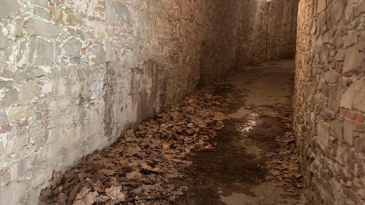 La sortita del baluardo San Paolino ingombra di foglie e che un lettore chiede debba essere pulita