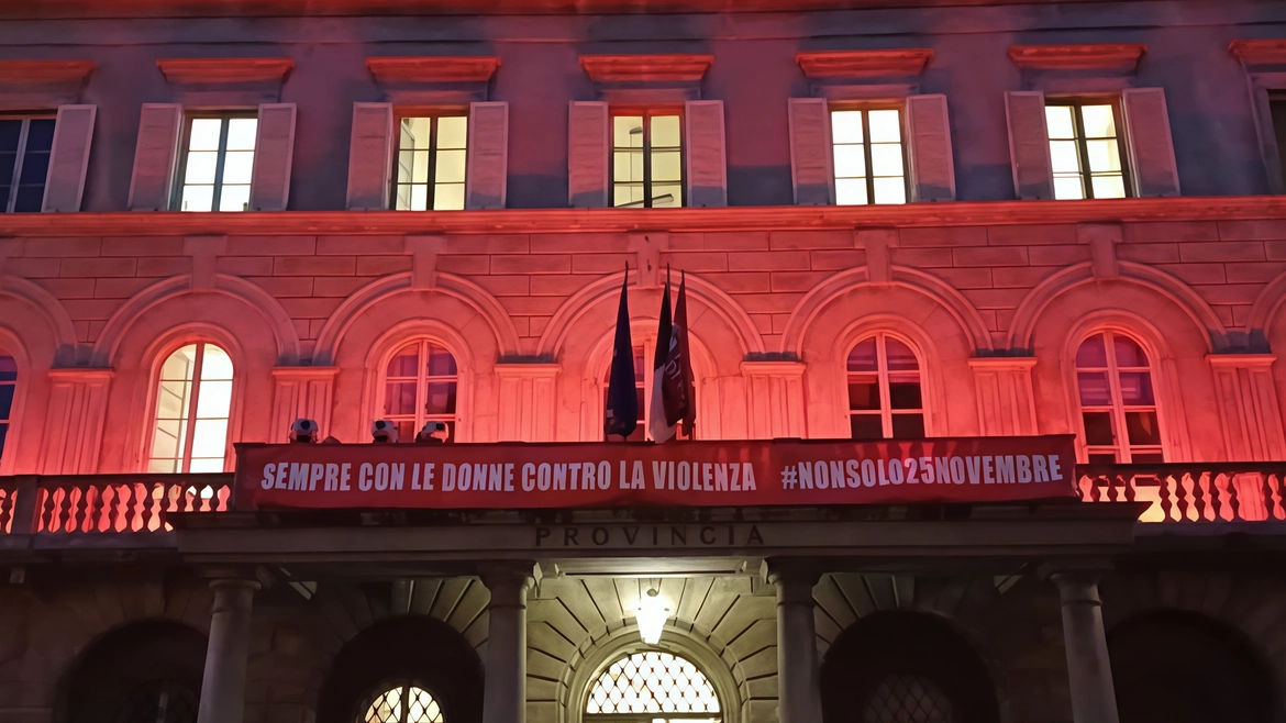 Il Palazzo della Provincia illuminato di rosso nel giorno contro la violenza Il Palazzo della Provincia illuminato di rosso nel giorno contro la violenza