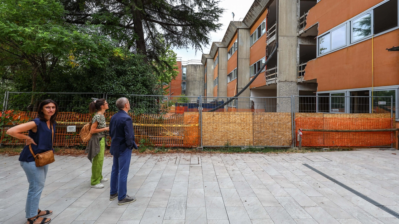 Il preside Gaetano Flaviamo mostra il laboratorio gesso e cera dell’indirizzo odontotecnico in via Bonistallo (Gasperini/FotocronacheGermogli)
