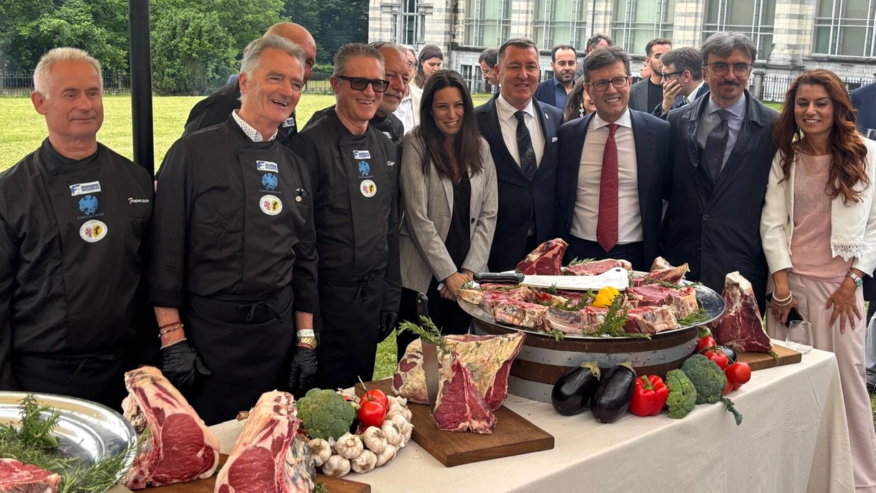 Un momento dell'evento dedicato alla Bistecca alla Fiorentina a Bruxelles. Si riconoscono, tra gli altri, gli eurodeputati Dario Nardella e Susanna Ceccardi e il direttore di Confcommercio Toscana Franco Marinoni Un momento dell'evento dedicato alla Bistecca alla Fiorentina a Bruxelles. Si riconoscono, tra gli altri, gli eurodeputati Dario Nardella e Susanna Ceccardi e il direttore di Confcommercio Toscana Franco Marinoni