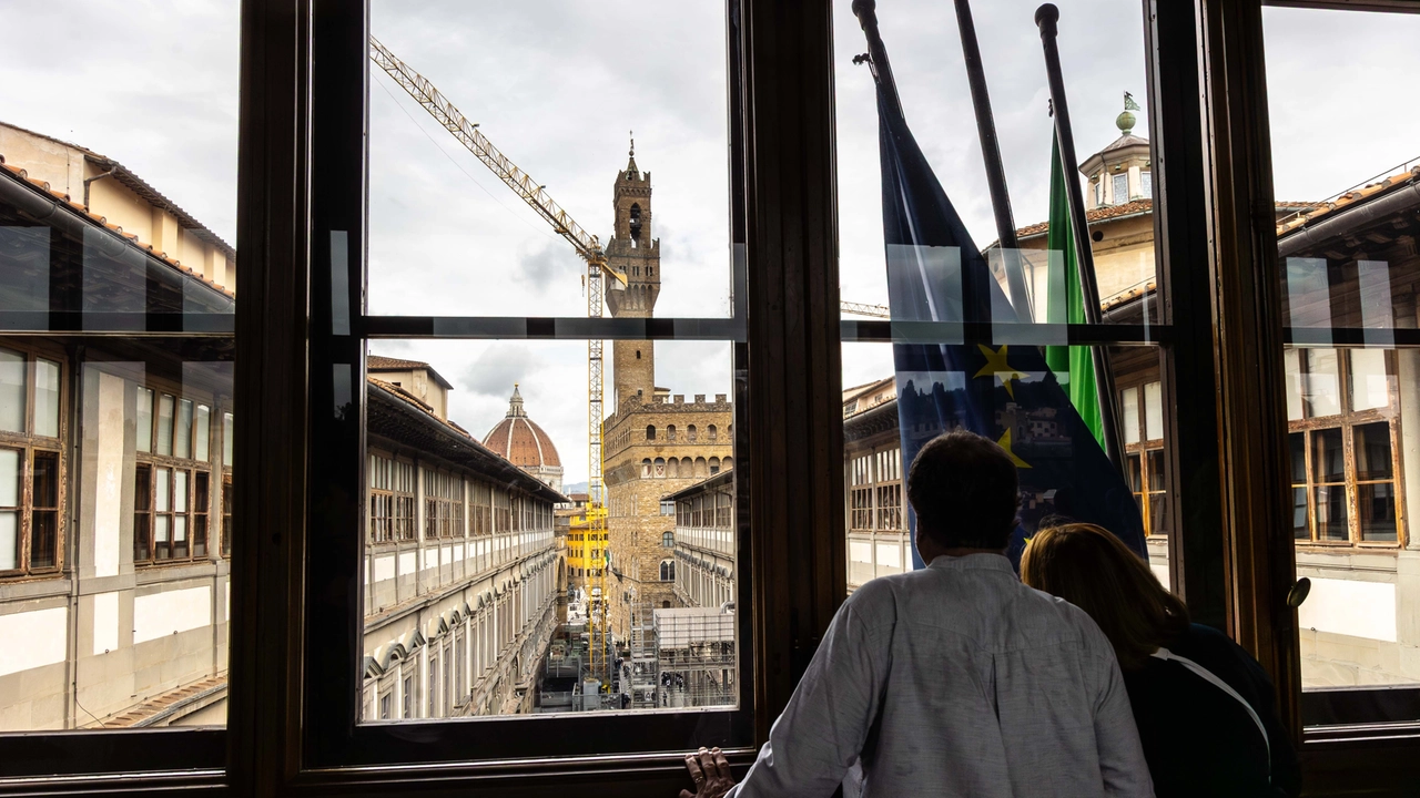 La gru, ormai da 20 anni, davanti agli Uffizi (Foto New Press Photo) La gru, ormai da 20 anni, davanti agli Uffizi (Foto New Press Photo)