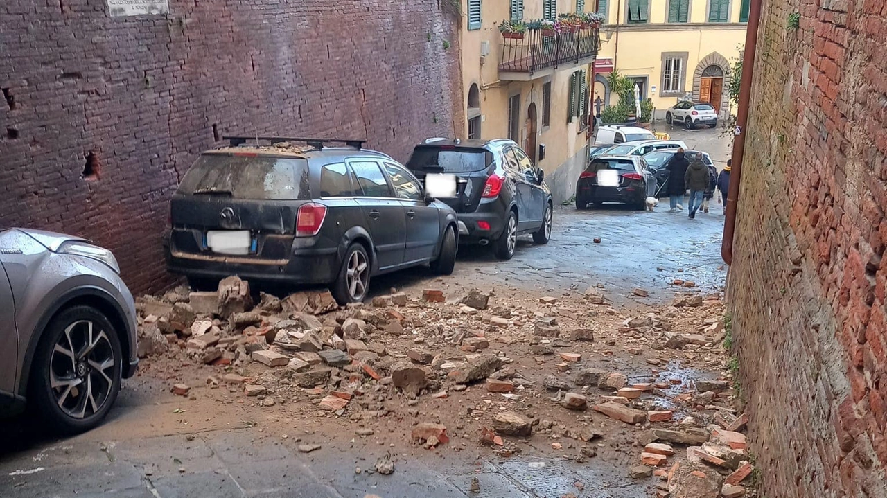 I detriti dopo il crollo del terrazzo (Foto dalla pagina FB del Comune di San Miniato) I detriti dopo il crollo del terrazzo (Foto dalla pagina FB del Comune di San Miniato)