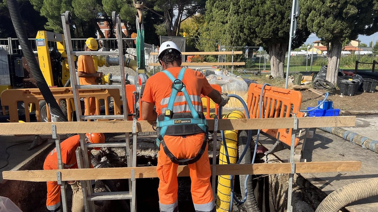 Ai lavori alla fognatura si sono aggiunti quelli ai depuratori, necessari per superare i limiti funzionali e consentire agli impianti di trattare i reflui Ai lavori alla fognatura si sono aggiunti quelli ai depuratori, necessari per superare i limiti funzionali e consentire agli impianti di trattare i reflui