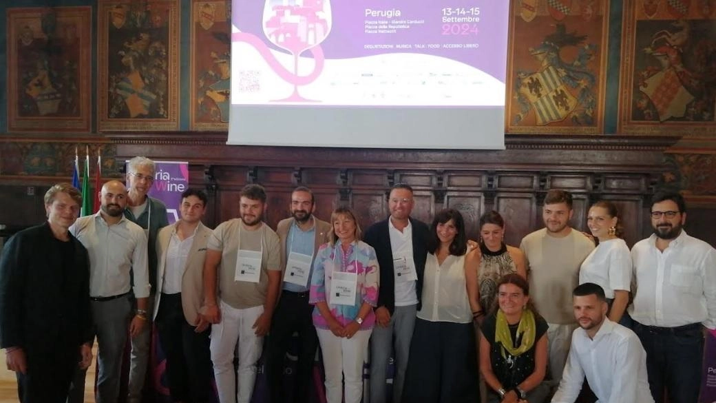 Il vino umbro di qualità si fa protagonista a Perugia con Umbria Wine, evento che unisce cantine locali, sapori, cultura e musica. La governatrice Tesei elogia l'iniziativa di Open Mind per promuovere il patrimonio vitivinicolo regionale. Il vino umbro di qualità si fa protagonista a Perugia con Umbria Wine, evento che unisce cantine locali, sapori, cultura e musica. La governatrice Tesei elogia l'iniziativa di Open Mind per promuovere il patrimonio vitivinicolo regionale.
