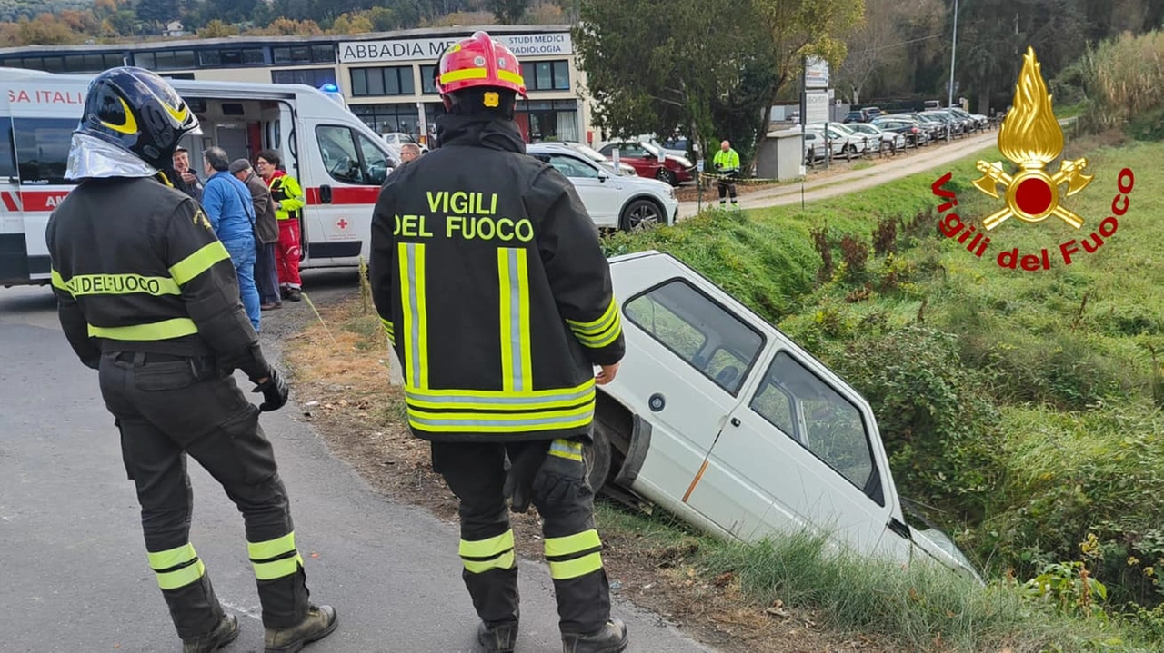 L'auto fuori strada e l'intervento dei vigili del fuoco a Orvieto