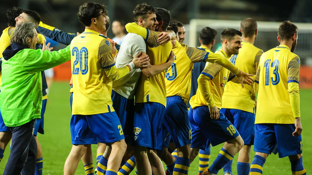 Le semifinali del campionato Uisp vedranno Real Isola sfidare Casa Culturale e Vitolini affrontare Ferruzza. Le semifinali del campionato Uisp vedranno Real Isola sfidare Casa Culturale e Vitolini affrontare Ferruzza.
