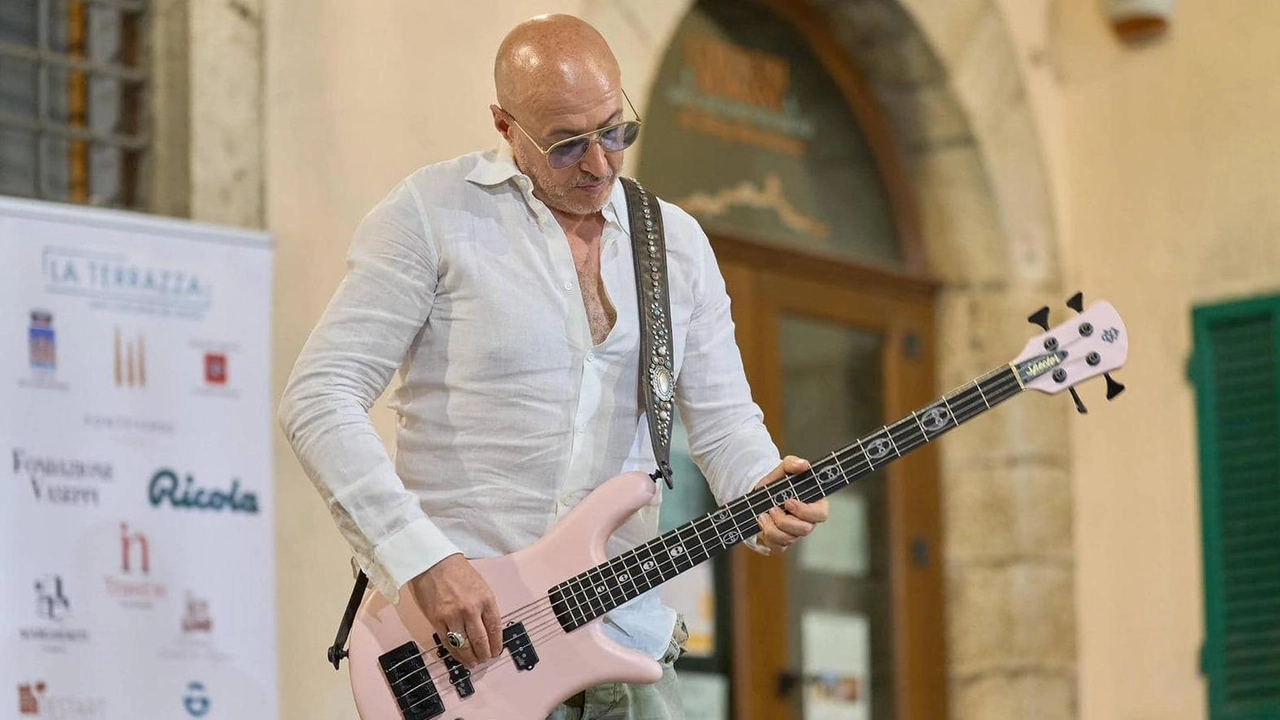 Saturnino Celani, storico bassista di Jovanotti con cui tornerà in tour il prossimo anno, ospite a ’La Terrazza’ a San Casciano dei Bagni (foto di Gabriele Forti) Saturnino Celani, storico bassista di Jovanotti con cui tornerà in tour il prossimo anno, ospite a ’La Terrazza’ a San Casciano dei Bagni (foto di Gabriele Forti)