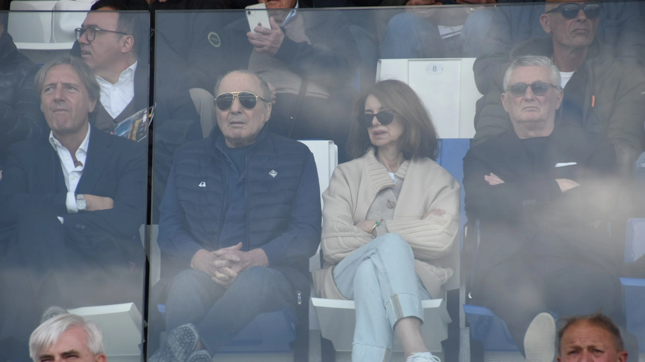 Il presidente viola Rocco Commisso in tribuna a Viareggio, accanto alla moglie Catherine, al direttore generale Ferrari e al direttore sportivo Pradè