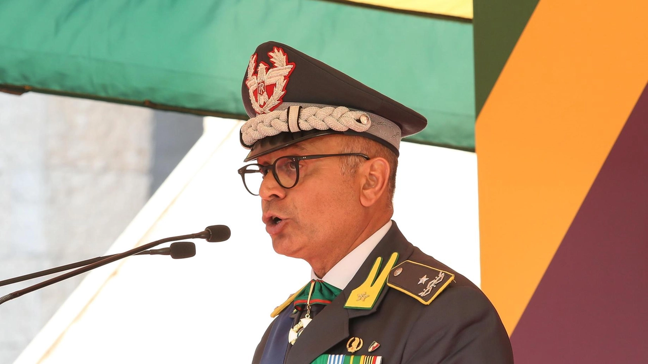 Il comandante regionale, generale Francesco Mazzotta, ha scelto piazza del Bacio per celebrare i 251 anni del Corpo: «Luogo simbolo, noi ci siamo sempre» Il comandante regionale, generale Francesco Mazzotta, ha scelto piazza del Bacio per celebrare i 251 anni del Corpo: «Luogo simbolo, noi ci siamo sempre»
