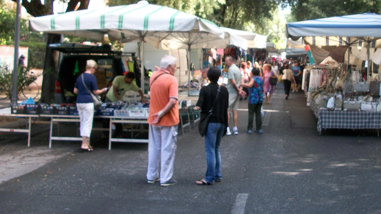 Un’immagine del mercato in viale Roma del 2011 (foto di repertorio) Un’immagine del mercato in viale Roma del 2011 (foto di repertorio)