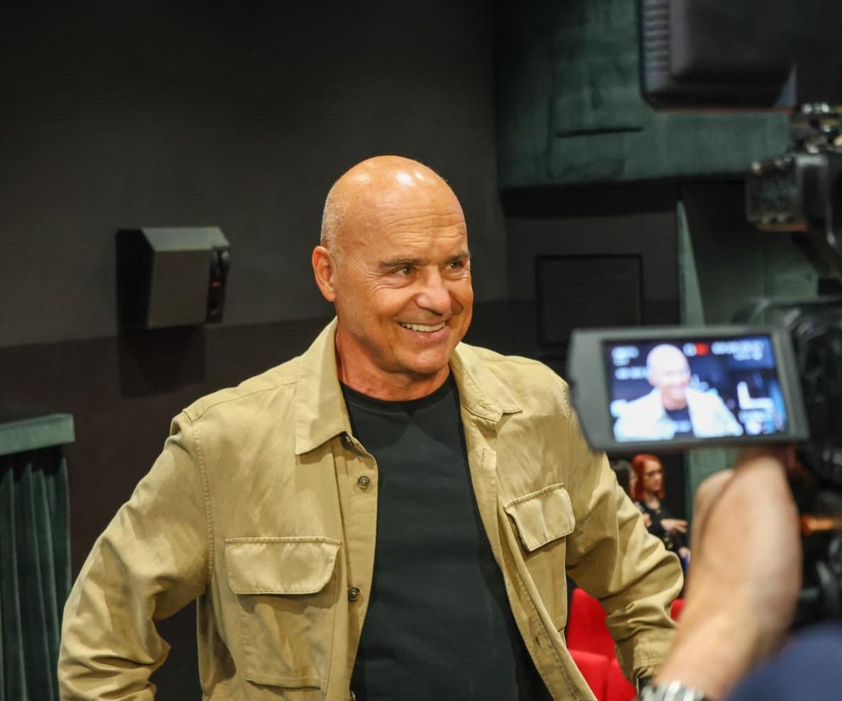 https://www.lanazione.it/image-service/view/acePublic/alias/contentid/YWNkYTRiODQtZjhhYS00/0/luca-zingaretti-conquista-castiglione-del-cinema.jpeg?f=1.90:1&w=1200