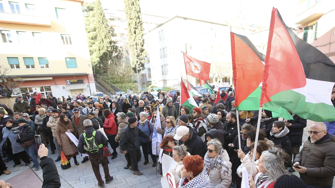 Gli esponenti di 30 associazioni si sono ritrovati ieri pomeriggio in piazza Birago per dire no al riarmo. Ha partecipato anche la sindaca Ferdinandi