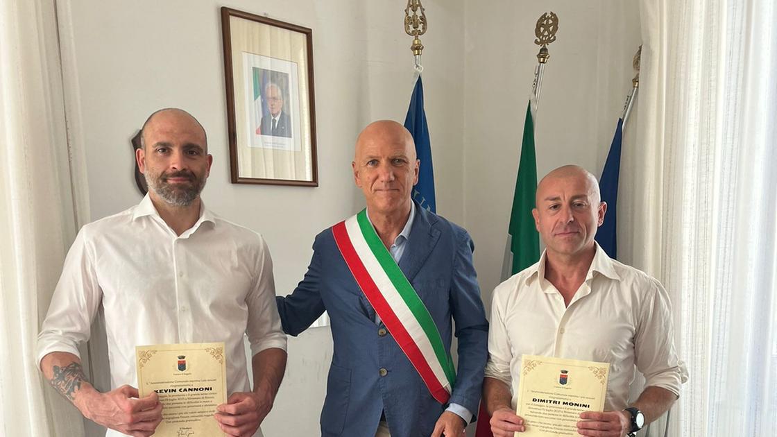 Salvano madre e figlia dalle onde, il gesto da eroi del poliziotto e dell’elettricista premiato dal sindaco Salvano madre e figlia dalle onde, il gesto da eroi del poliziotto e dell’elettricista premiato dal sindaco
