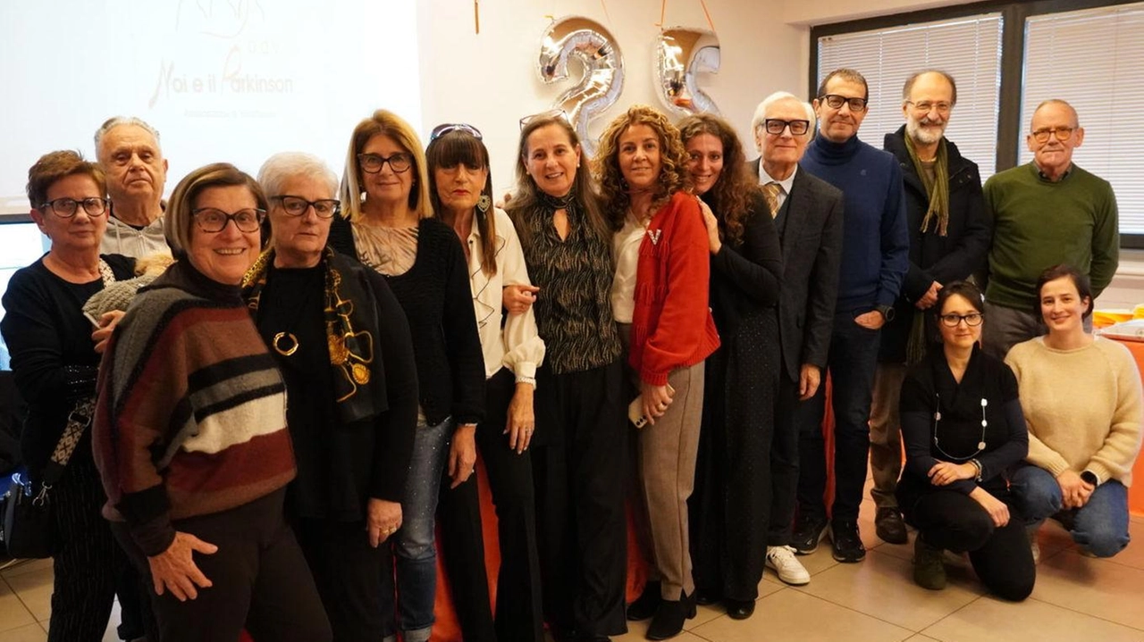 Il gruppo dei volontari dell’associazione «Noi e il Parkinson» che ha festeggiato 25 anni. di attività Attalmi/Tempestini Il gruppo dei volontari dell’associazione «Noi e il Parkinson» che ha festeggiato 25 anni. di attività Attalmi/Tempestini
