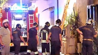 Le fiamme hanno invaso l’appartamento: attimi di paura ma nessun ferito Le fiamme hanno invaso l’appartamento: attimi di paura ma nessun ferito