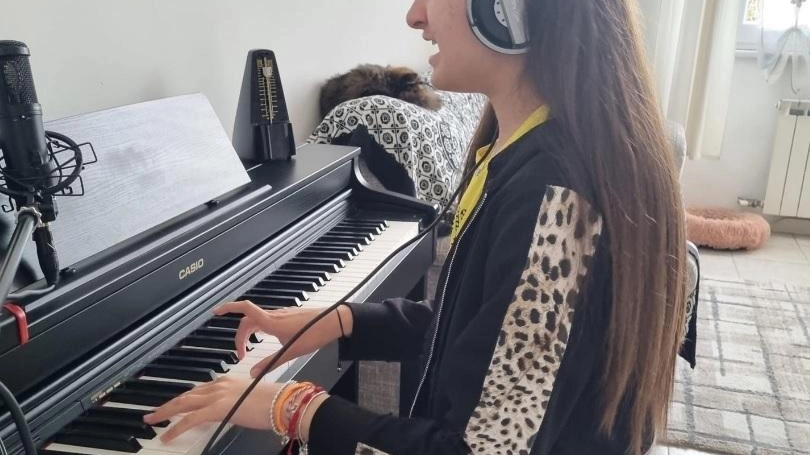 Linda Marchetti vive alla Spezia ed è seguita dall’associazione Real Flavor e dai genitori. Studia piano dall’età di sei anni e canto da tre Linda Marchetti vive alla Spezia ed è seguita dall’associazione Real Flavor e dai genitori. Studia piano dall’età di sei anni e canto da tre