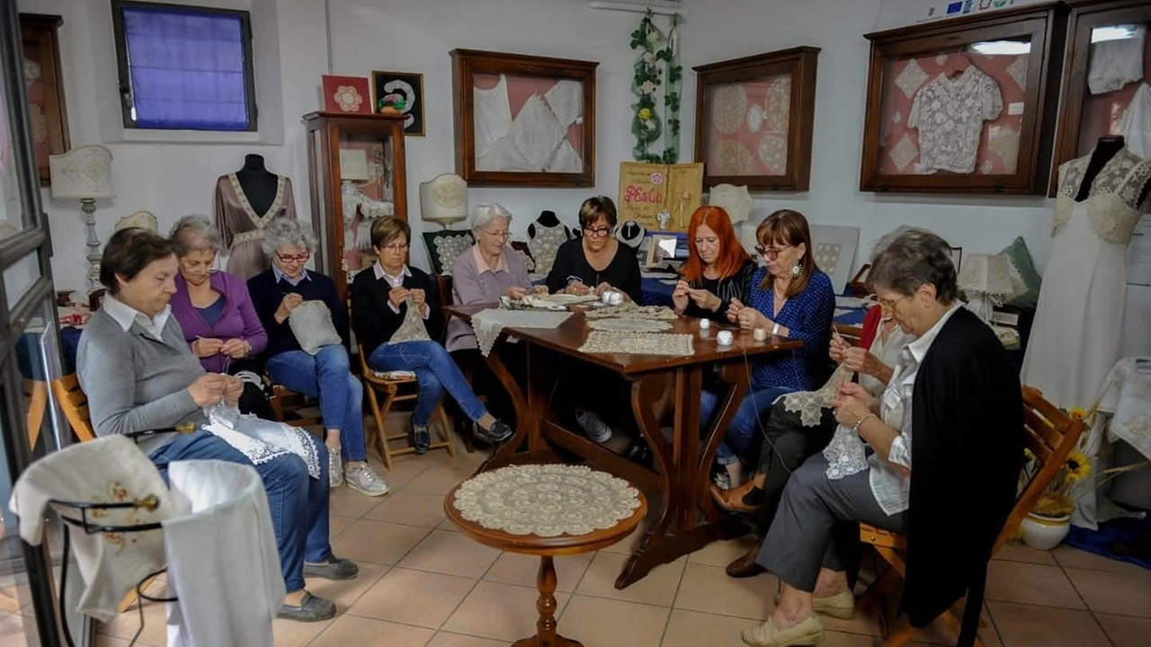 Il 14 settembre a Isola Maggiore la sfilata dell’associazione “Il Pesco“ celebra la tradizione del pizzo d’Irlanda. "Nuove ragazze si sono avvicinate". Il 14 settembre a Isola Maggiore la sfilata dell’associazione “Il Pesco“ celebra la tradizione del pizzo d’Irlanda. "Nuove ragazze si sono avvicinate".