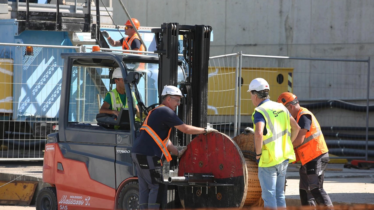 Operai al lavoro nel cantiere dell’Alta Velocità di viale Corsica Operai al lavoro nel cantiere dell’Alta Velocità di viale Corsica