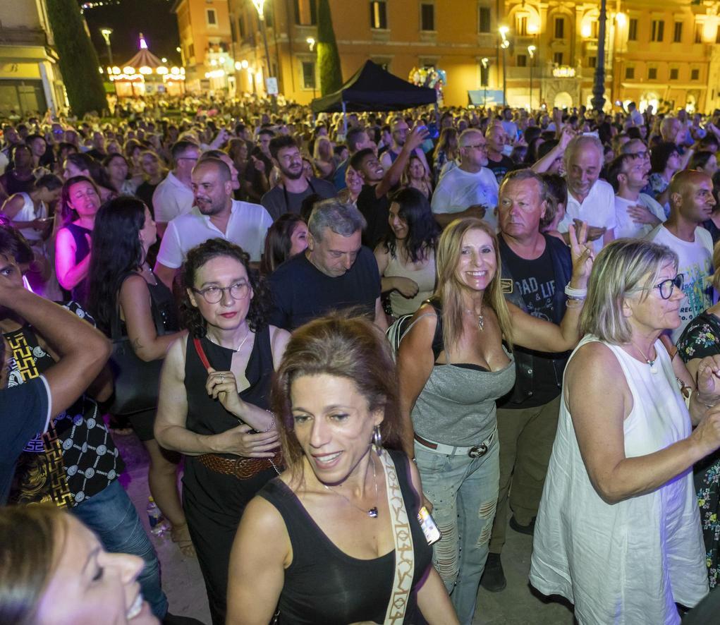 https://www.lanazione.it/image-service/view/acePublic/alias/contentid/YWQ0MTI2YTItYWZkNi00/0/la-spinta-degli-eventi-dal-compleanno-al-jazz-e-lippodromo-riaperto-ora-continuare-cosi.jpeg