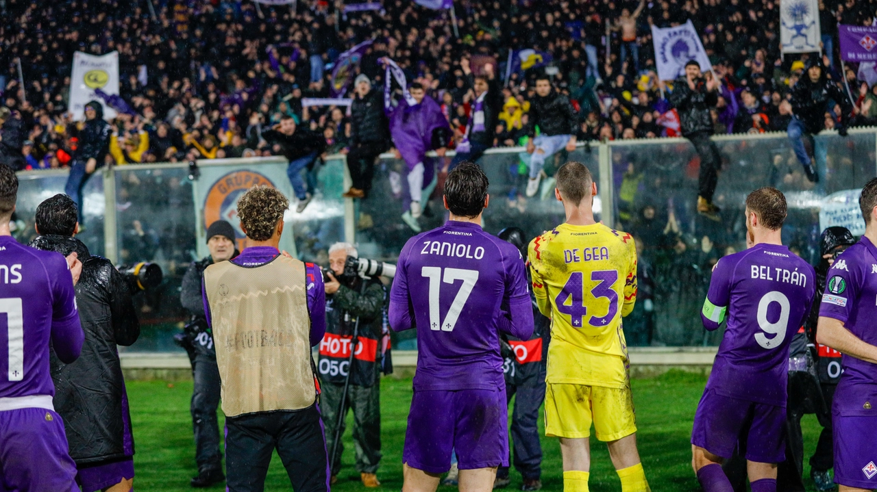 La Fiorentina festeggia la vittoria in Conference League con i suoi tifosi (Fotocronache Germogli) La Fiorentina festeggia la vittoria in Conference League con i suoi tifosi (Fotocronache Germogli)