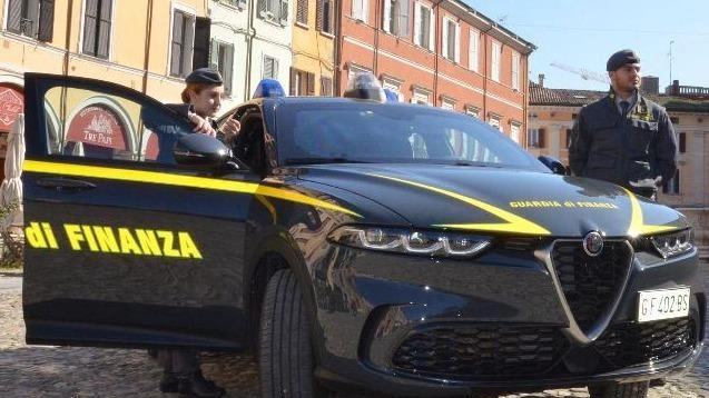 La guardia di finanza in azione (foto d’archivio) La guardia di finanza in azione (foto d’archivio)