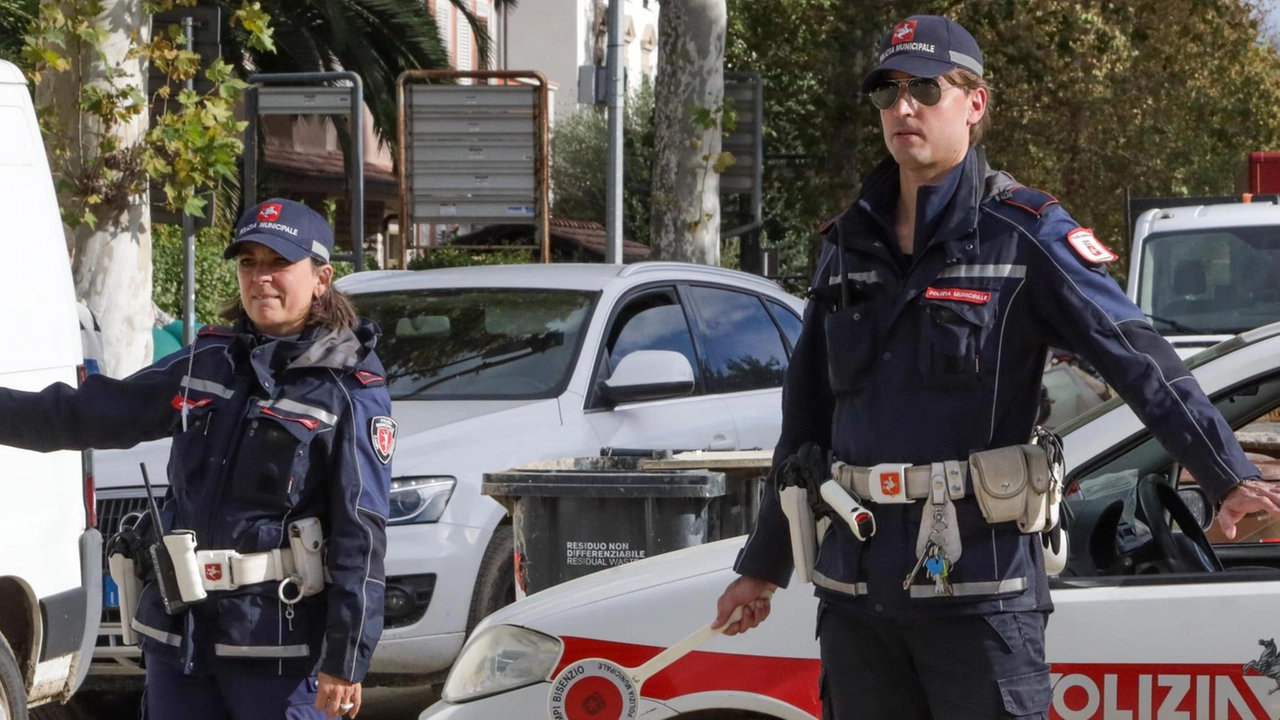 Due agenti della polizia municipale in servizio (FotocronacheGermogli)
